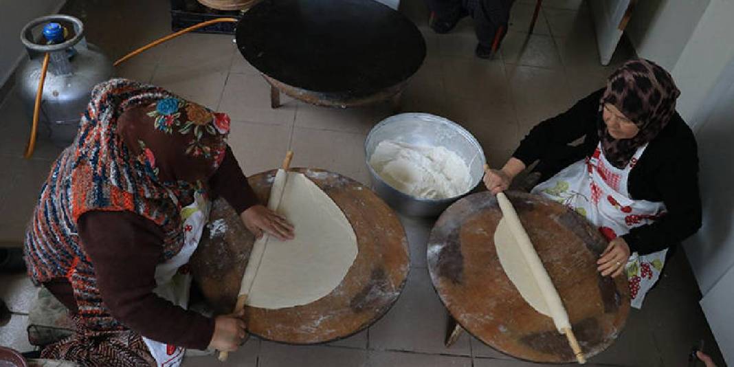 Annelerinden öğrendikleri tariflerle geleneği sürdürüyorlar: El emeğiyle pişiyor, kadınların geliri oluyor 6